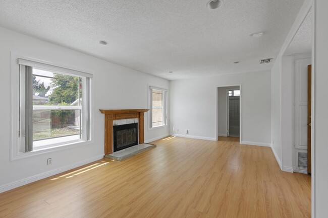 Building Photo - Beautiful 3 bd Home in Reseda!