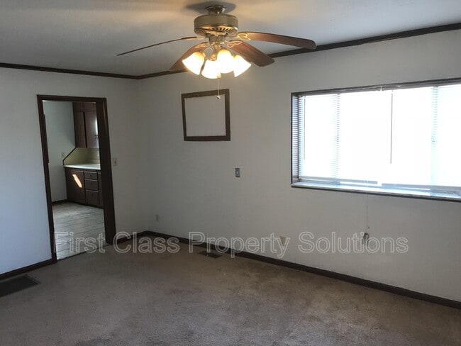 Building Photo - 704 S Hadden Ave