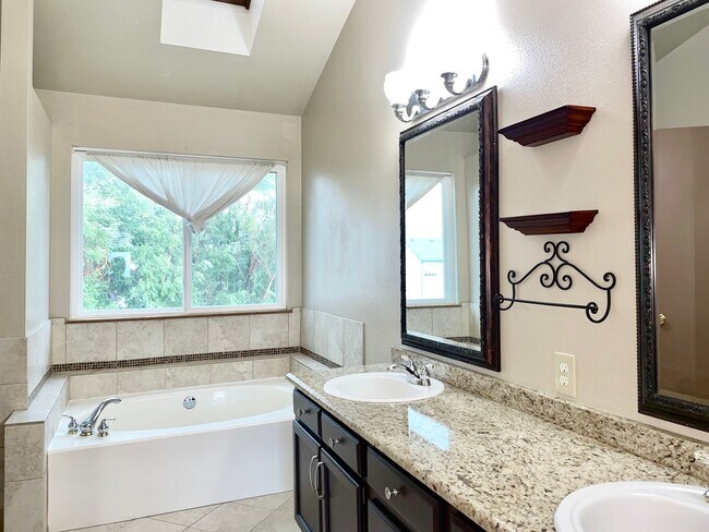 Building Photo - FANTASTIC 4 BEDROOM IN FAIRFAX
