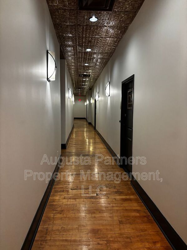 Building Photo - 936 Broad St