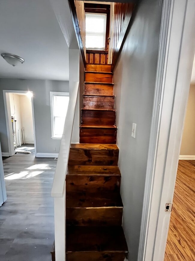 Building Photo - Recently Renovated 3-Bedroom Home