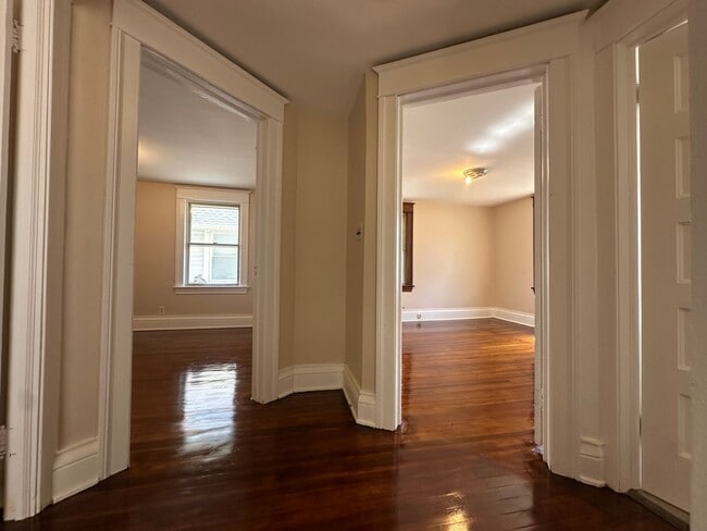 Building Photo - SINGLE FAMIKY FOR RENT IN MAPLEWOOD LOCATION !