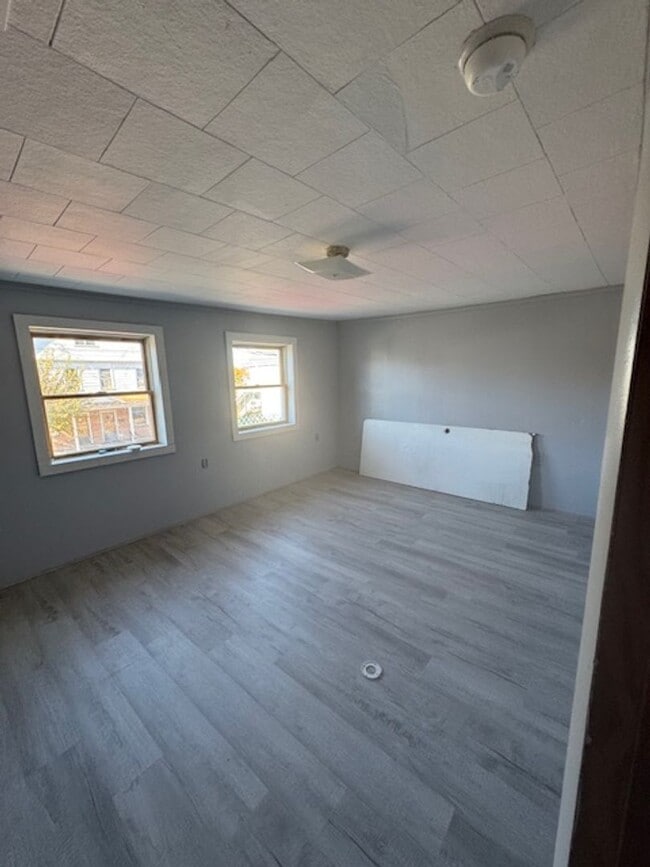 Building Photo - 3 Bedroom