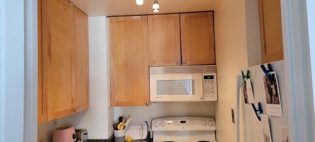 Building Photo - 21 W Goethe St