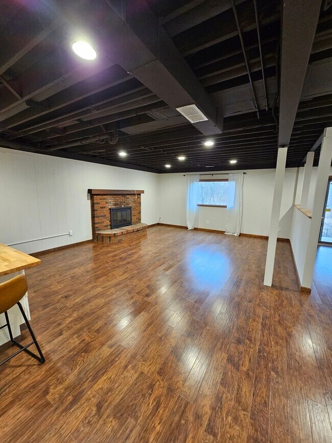 Building Photo - Remarkable 5 Bedroom Home For Rent in Mentor