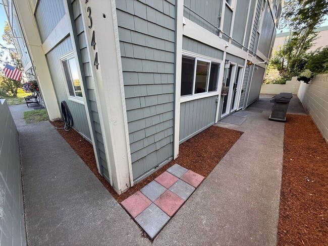Building Photo - 705 O St