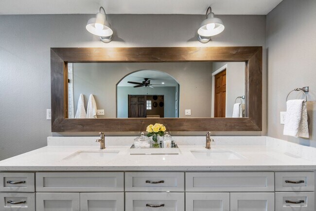 Building Photo - **STUNNING 3 BEDROOM/2 BATHROOM FULLY RENOVATED HOME IN SCOTTSDALE!! (THUNDERBIRD & 52ND ST)**
