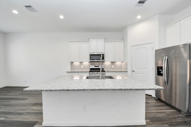 Building Photo - 501 Newcomb Holw Dr