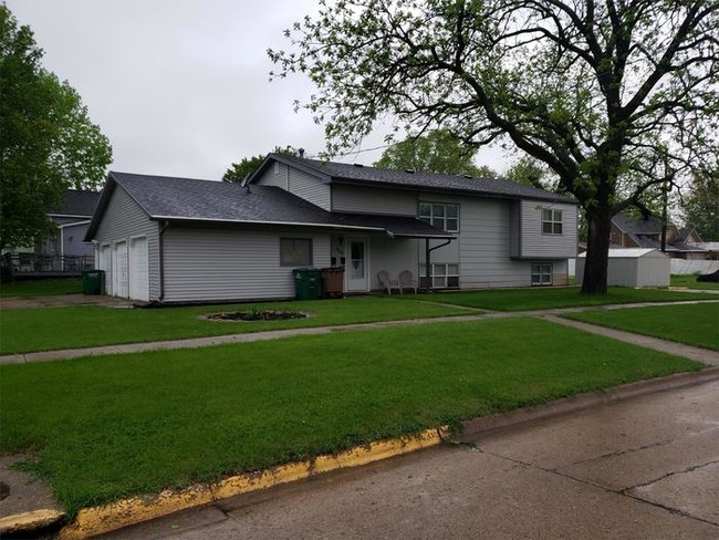 Building Photo - Spacious 3 Bedroom Garden Level Duplex