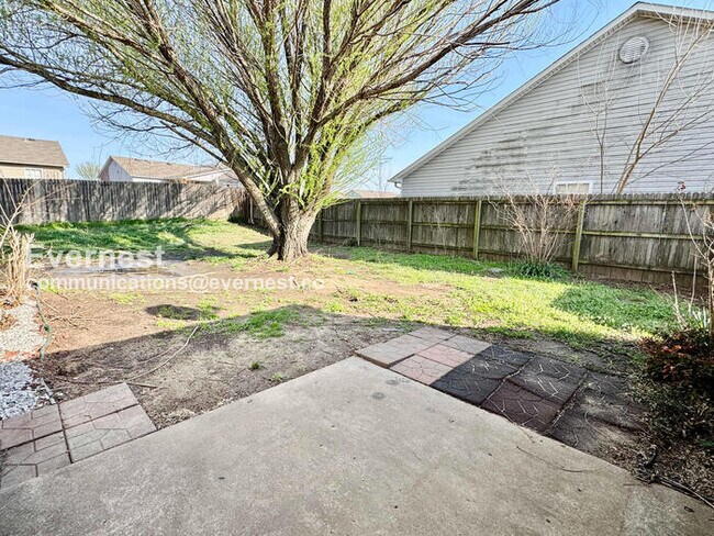Building Photo - 3 Bed/2 Bath Home with Fenced Yard & Garage / Pet-Friendly / Available Now!