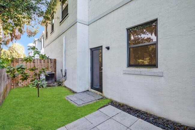 Building Photo - 1643 SW 28th St