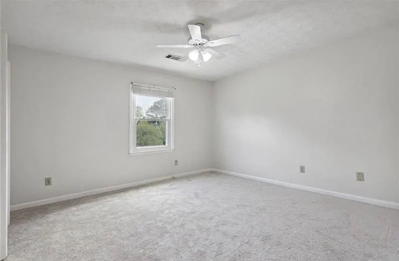 Building Photo - Room in House on Brooks Dr