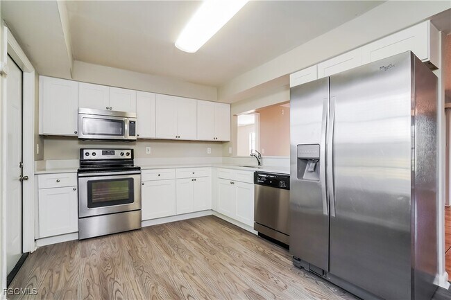 Building Photo - 220 SE 27th Terrace