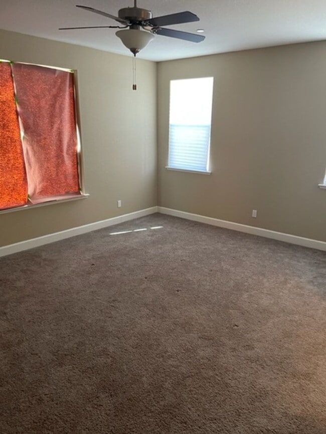 Building Photo - Beautiful spacious home