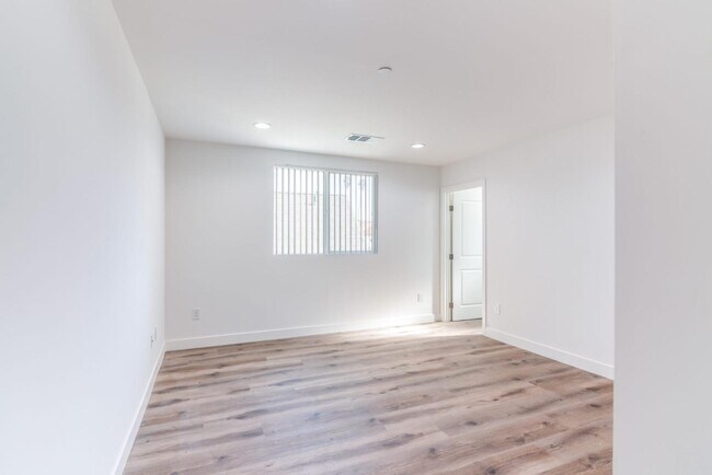 Building Photo - 1255 W 8th St