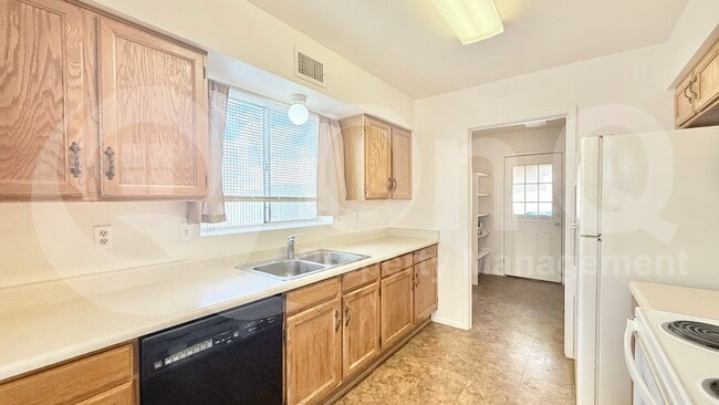 Building Photo - 1055 N Recker Rd