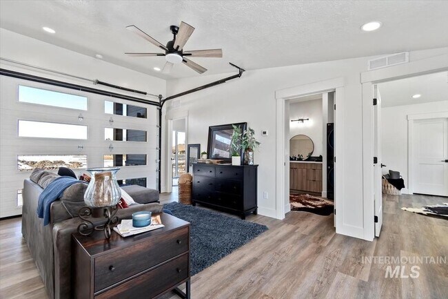 Building Photo - 362 London St