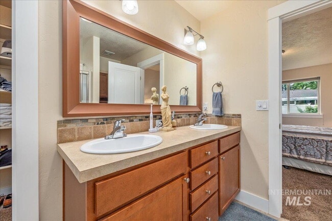 Building Photo - "Charming 3-Bedroom Home with 2 Full Baths in Boise's Sought-After West Dover Heights!"