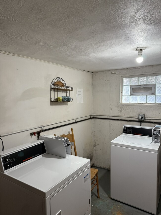 Building Photo - 8529 W Catalpa Ave