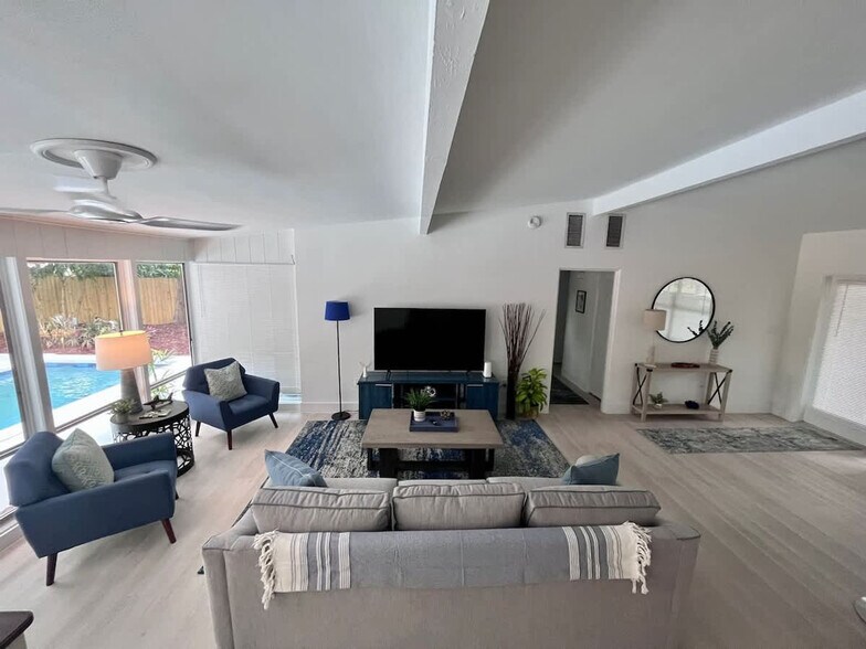 Building Photo - 3225 Pickfair St