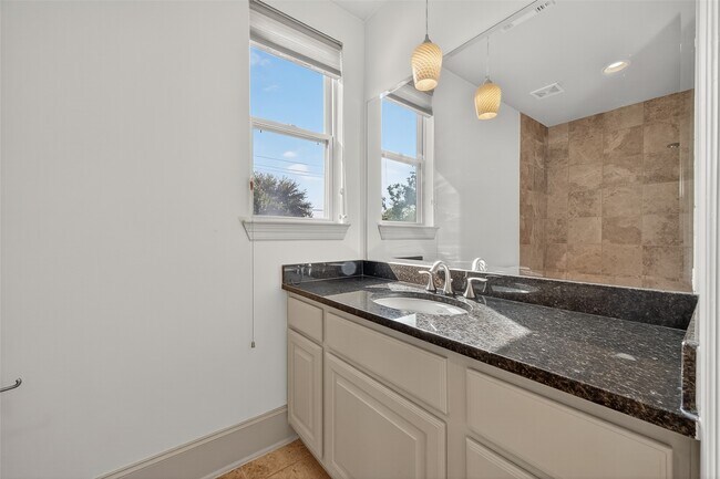 Building Photo - 931 W 23rd St