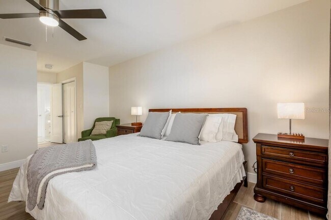 Building Photo - 16114 5th St E