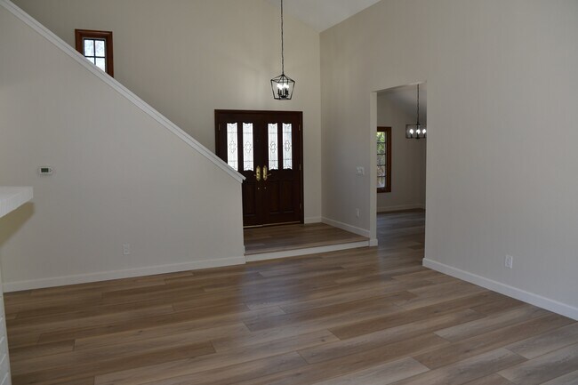 Building Photo - 10575 Canyon Lake Dr