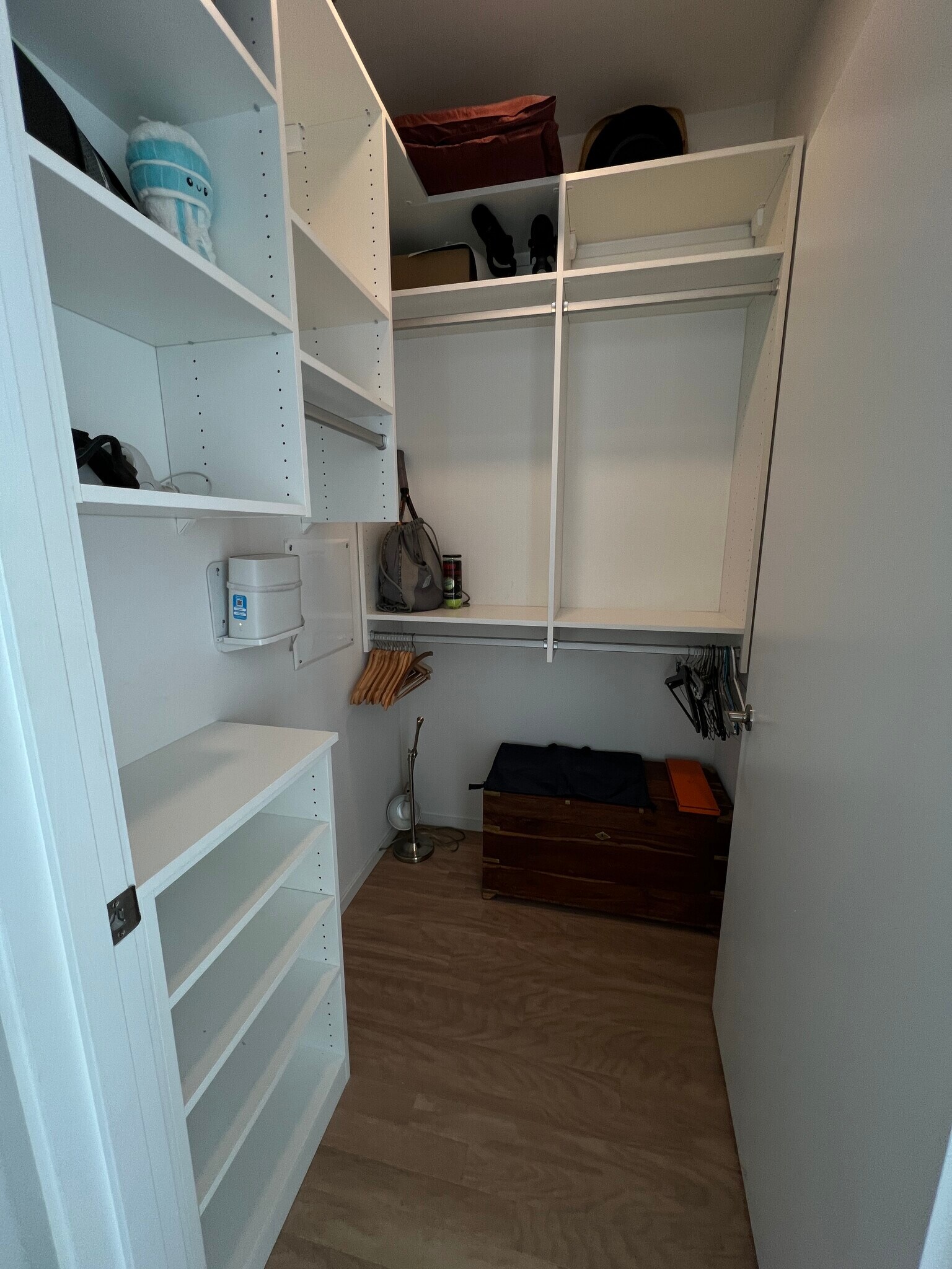 Designer closet (California Closets) - 806 Olympic St