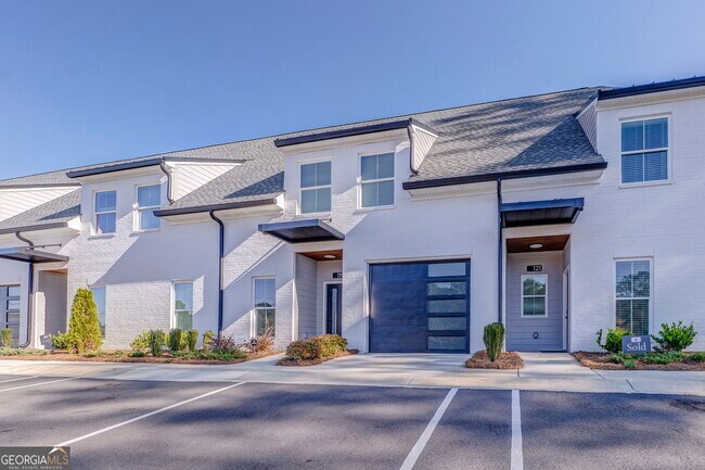 Building Photo - 109 Chateau Dr SE