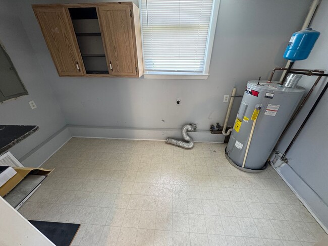 Building Photo - For Lease - 3 Bed, 1 Bath, 1350 Sqft, 0.27...