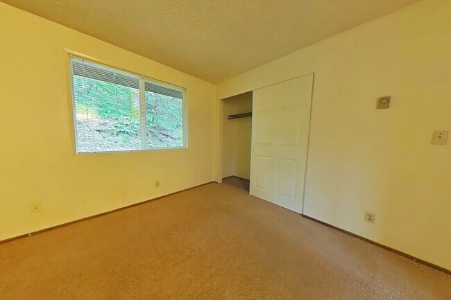 Building Photo - 3 Bedroom Duplex ~ Close to Timberhill ~ P...