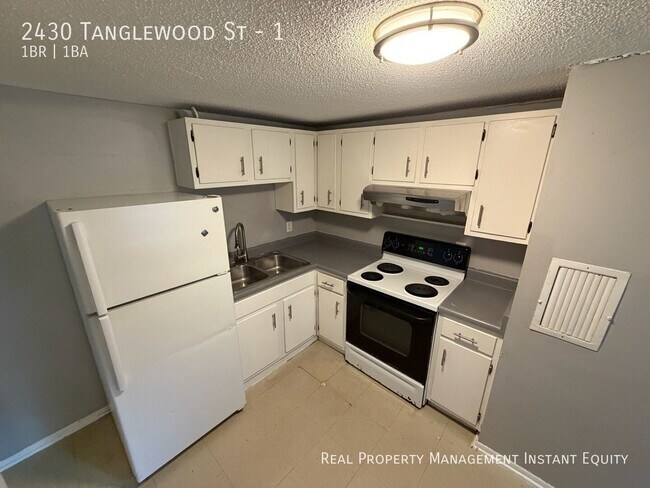 Building Photo - 2430 Tanglewood St