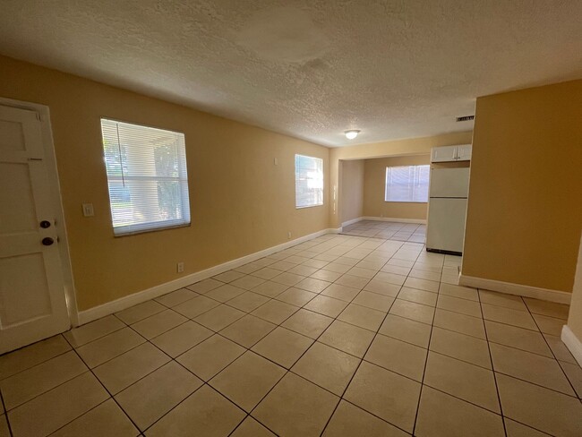 Building Photo - 4/2 Home for rent, all tile floors, central ac.