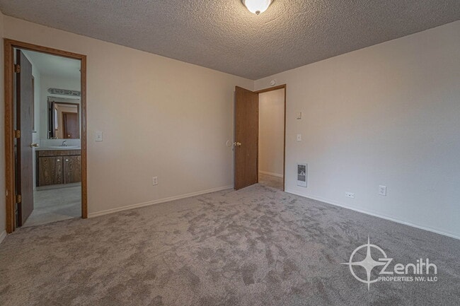 Building Photo - 3018 NE 78th Ave
