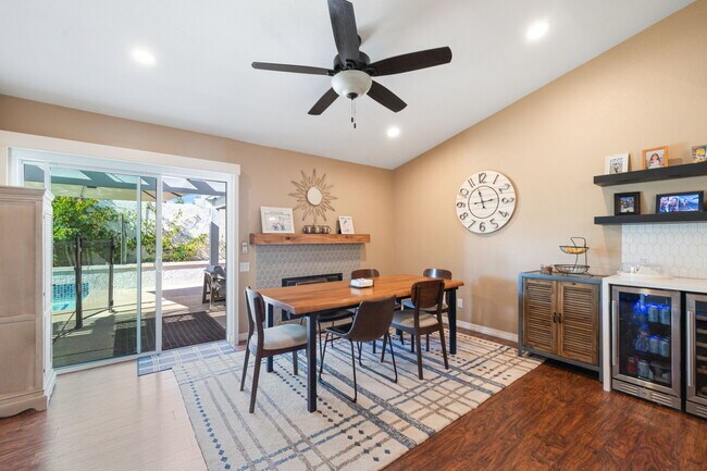 Building Photo - 43911 La Carmela Dr
