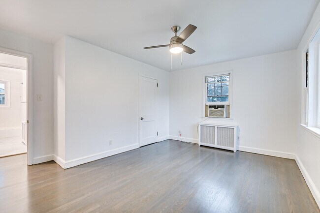 Building Photo - 64 Boltin St