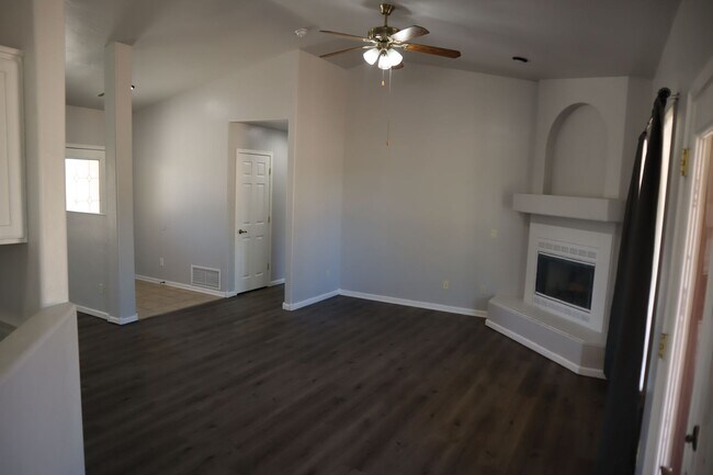 Building Photo - Livable, Lovable, & Available!