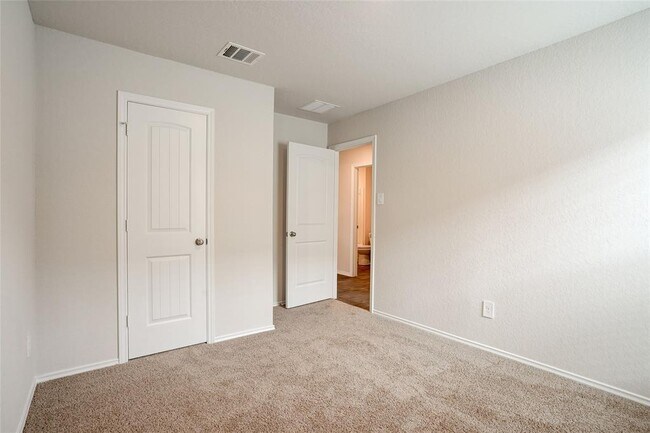 Building Photo - 121 Roanwood Dr