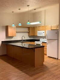 Building Photo - AVAILABLE NOW!! West side - 2 Bdrm, 1 Bath