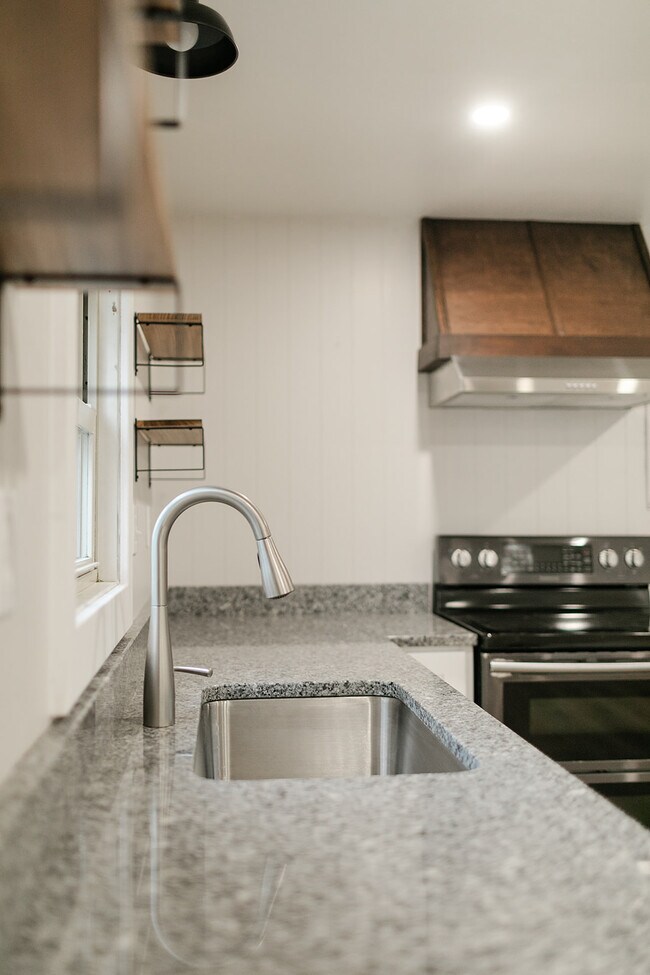 Building Photo - 1745 State St