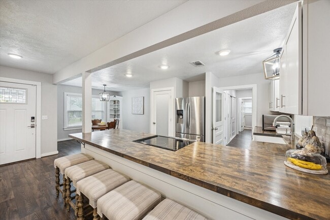 Building Photo - 711 S Tesch St