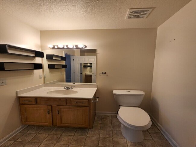 Building Photo - $1850 3 Beds 2.5 Bath + Bonus Room & Storm...