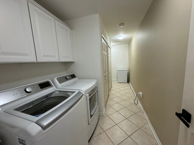 Building Photo - 5259 Twin Oaks Dr