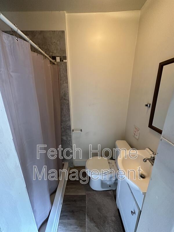 Building Photo - 911 E King St