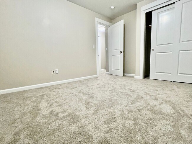 Building Photo - Meticulously maintained