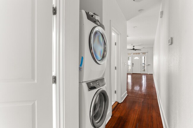 Laundry - 4326 Earhart Blvd