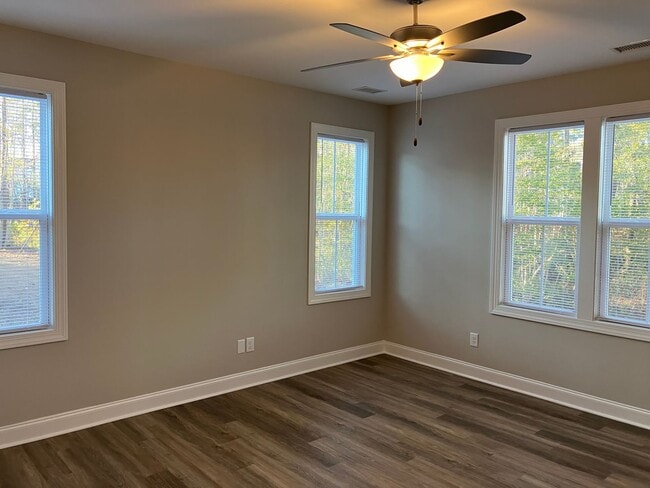 Building Photo - 3 Bedroom 2 Bathroom house located in Mill Creek Cove