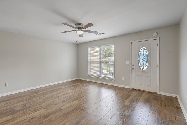 Building Photo - Gorgeous Family Home in Summerville!