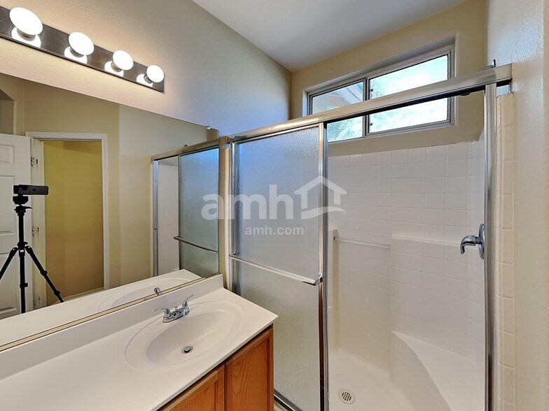 Building Photo - 14216 W Columbus Ave