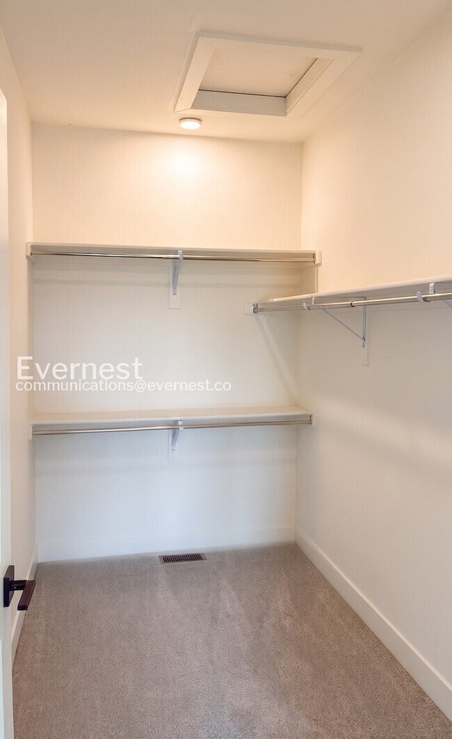 Building Photo - 3 Bed/2.5 Bath Town Home with Garage / Available Now!
